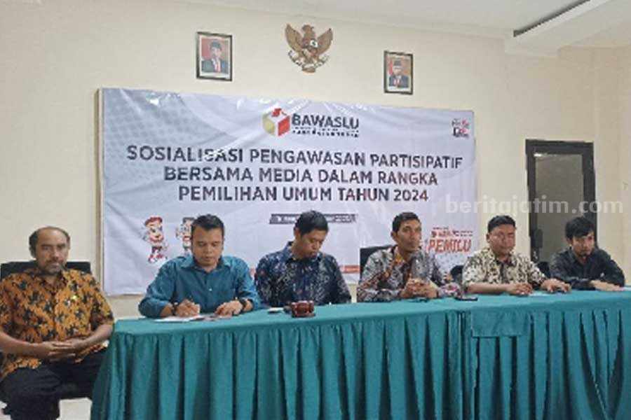 Bawaslu Tuban saat memberikan sosialisasi terhadap sejumlah awak media di Tuban. [foto: Diah Ayu/beritajatim.com]