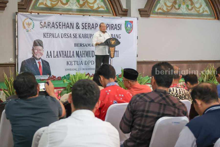 LaNyalla Mahmud Mattalitti saat memberikan sambutan di depan kepala desa se Kabupaten Jombang.