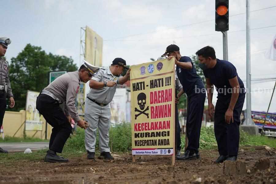 Instansi terkait saat memberikan rambu rawan kecelakaan.