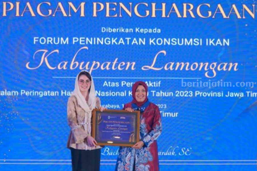 Ketua Forikan Kabupaten Lamongan Anis Kartika Yuhronur Efendi saat terima penghargaan dari Ketua Forikan Jawa Timur Arumi Bachsin Emil Dardak, di Surabaya.