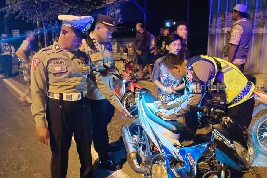 Petugas Polres Lamongan saat mengamankan kendaraan roda dua yang terbukti melakukan pelanggaran lalu lintas.