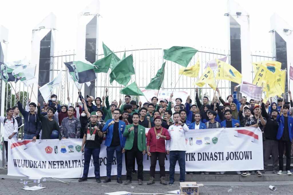 Ratusan Mahasiswa Medan Tolak Politik Dinasti Aksi mahasiswa Medan menolak politik dinasti. (Istimewa)