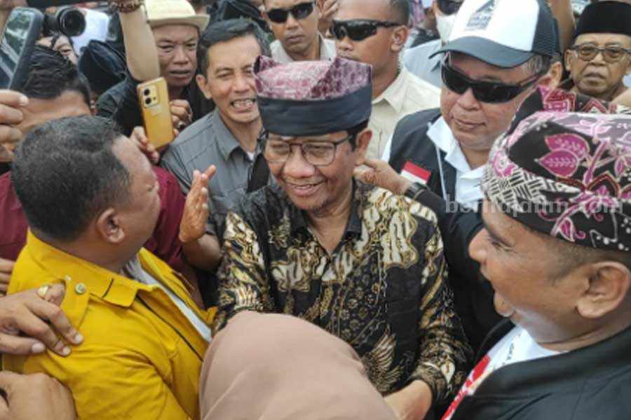 Janji Kampanye Mahfud MD akan Hapus Hutang Nelayan dan Petani Mahfud MD dikerubuti masa saat kampanye di Banyuwangi.