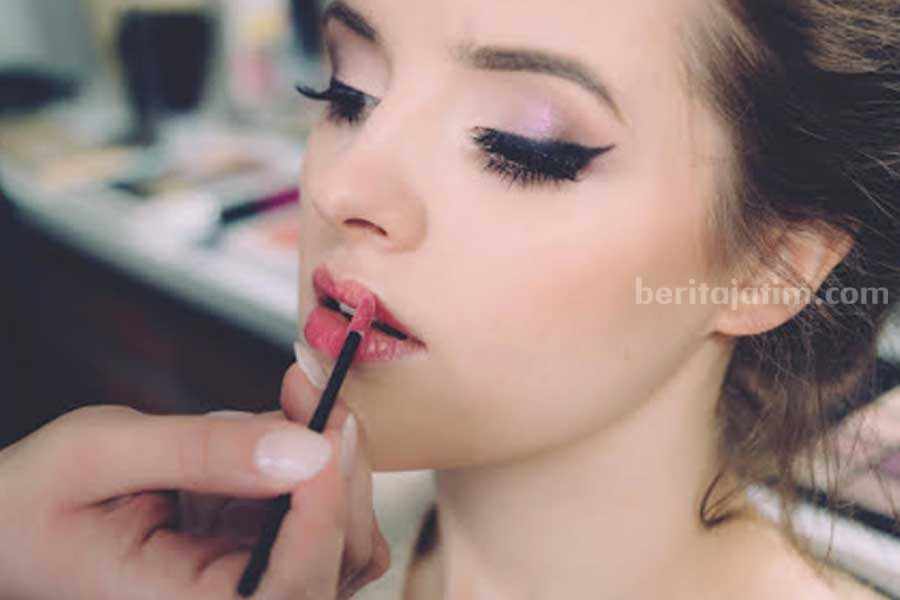 Ilustrasi make up yang tahan lama. (Sumber foto: Pexels/freestocks.org)