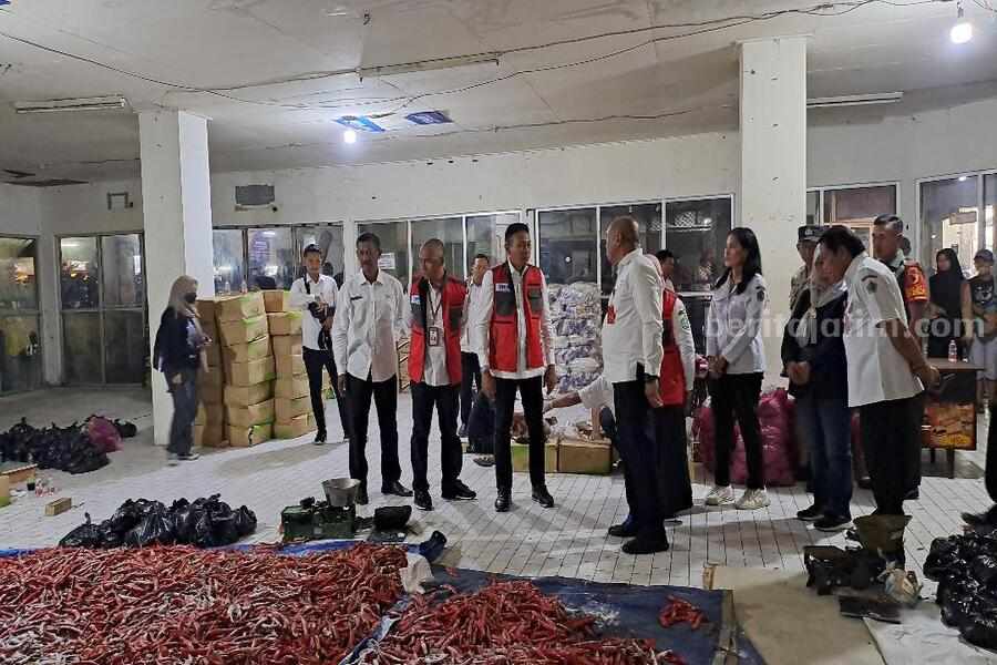 Warung Tekan Inflasi Mbois Ilakes Bikin Harga Bapok Turun Warung Tekan Inflasi Mbois Ilakes di Pasar Besar Malang.