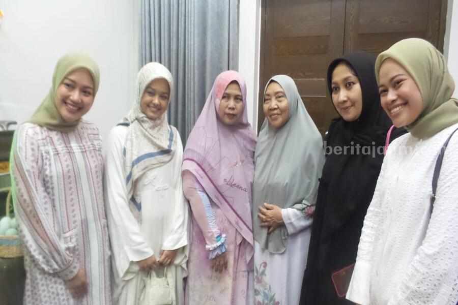 3 putri Anies - Muhaimin ngaji ke Gus Iqdam Blitar