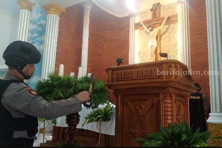 Anggota polisi melakukan sterilisasi gereja menjelang perayaan Natal.