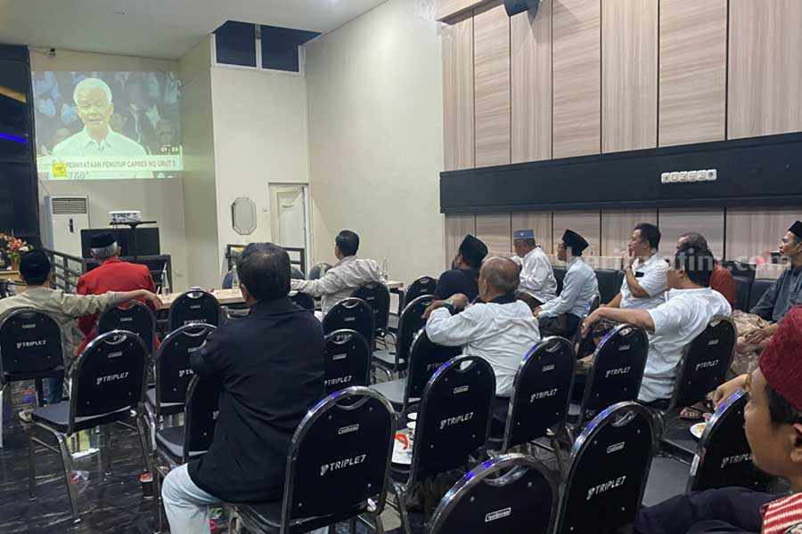 TPD dan relawan Ganjar - Mahfud MD saat menonton bareng debat Capres di Cafe Triple 7 Tuban. [Foto:Diah Ayu/beritajatim.com]