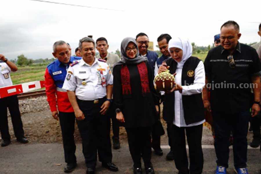Peresmian Pintu perlintasan sebidang kereta api di Banyuwangi oleh Gubernur Jatim Khofifah Indar Parawansa.