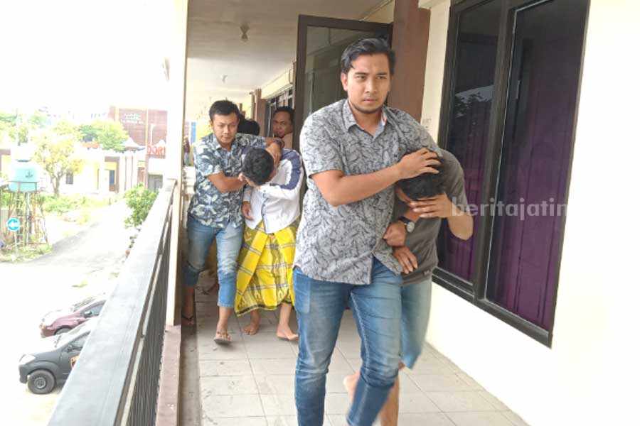 Tiga remaja saat diamankan oleh anggota Satresnarkoba Polres Sampang (Foto: Zamachsari/beritajatim.com)