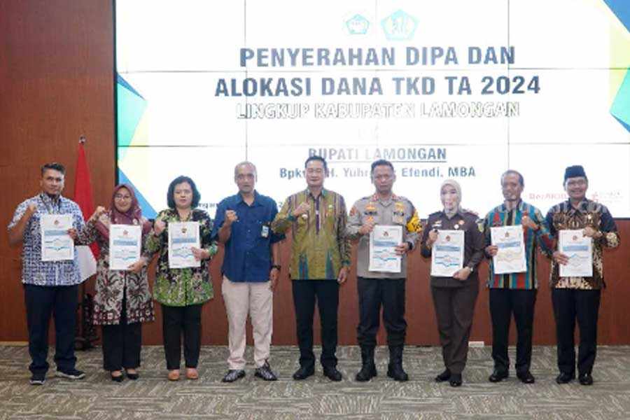 Penyerahan DIPA dan Daftar Alokasi Transfer ke Daerah (TKD) Tahun anggaran 2024 kepada OPD dan Satker di Kabupaten Lamongan.