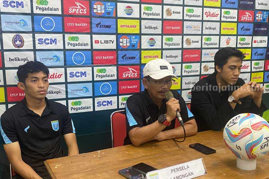 Tim Persela saat melakukan konferensi pers di Stadion Tuban Sport Center. [Foto: Diah Ayu/beritajatim.com]