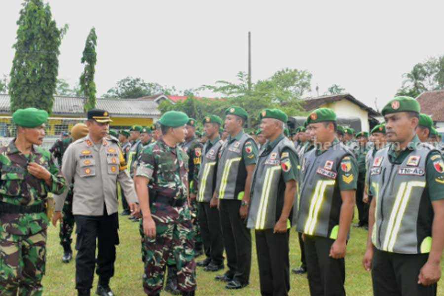 Komandan Korem 083/Baladhika Jaya, Kolonel Inf. Jamaludin memimpin pasukan pengamanan,
