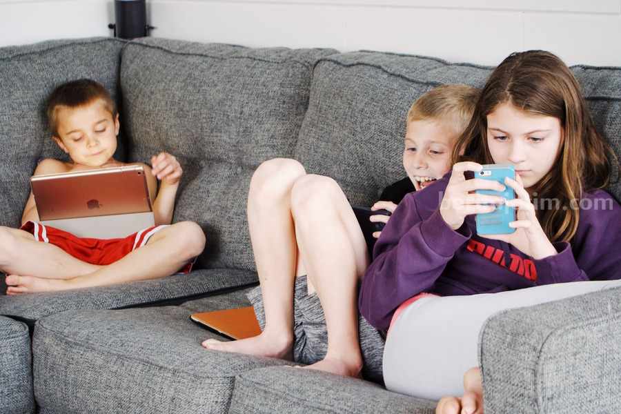 5 Cara Amankan Ponsel Anak dari Konten Tak Pantas Ilustrasi anak gunakan gadget atau smartphone. (Sumber foto: Pexels/Jessica Lewis)