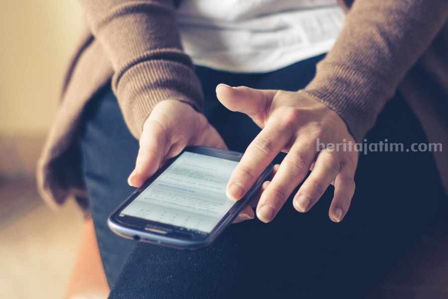 Ini 101 Pinjol Resmi yang Terdaftar di OJK Ilustrasi menggunakan aplikasi pinjaman online. (Sumber foto: Pixabay)