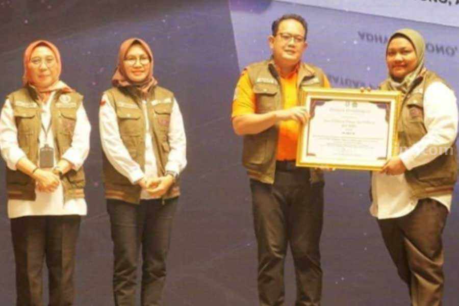 Plt. Kepala DKPP Kota Blitar, Dewi Masitoh dari Sekda Provinsi Jawa Timur, Adhy Karyono pada Kamis (20/11/23) lalu di Surabaya