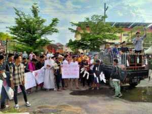 Aksi demonstrasi keluarga bayi meninggal di Sumenep.