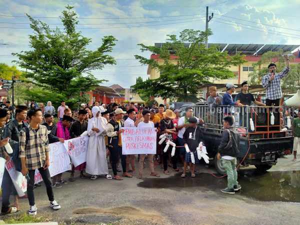 Aksi demonstrasi keluarga bayi meninggal di Sumenep.