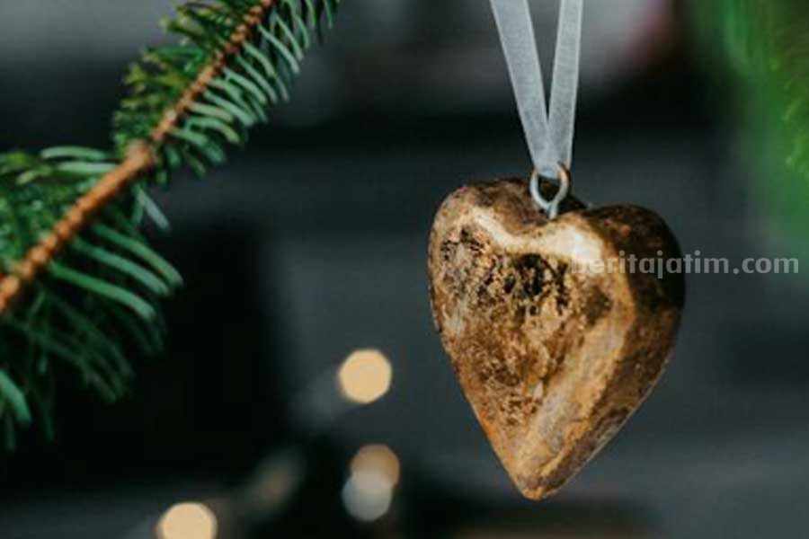 Cara Menghias Pohon Natal, Pastikan Meriah dan Penuh Hikmat Ilustrasi pohon natal yang dihias. (Pexels)