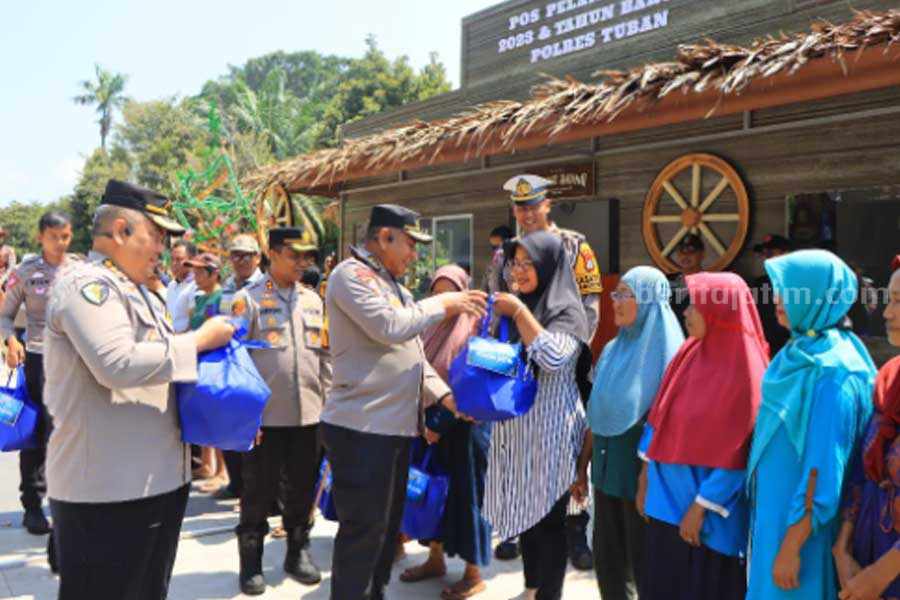 Dirlantas Polda Jatim Hadir ke Tuban, Cek Kesiapan Pos Pengamanan Nataru Kepala biro operasional (Karoops) Polda Jawa timur Kombespol selaku kepala perencanaan dan pengendalian operasi (Karendalops) saat melakukan pengecekan di pos pengaman Polres Tuban.