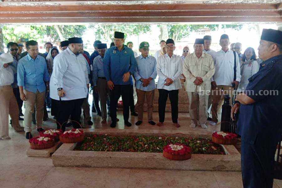 AHY dampingi Prabowo Subianto berziarah ke Makam Bung Karno Blitar.