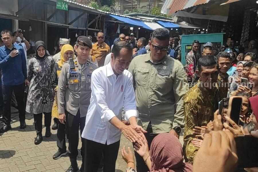 Presiden saat melakukan pantauan sembako di Banyuwangi pada akhir tahun.