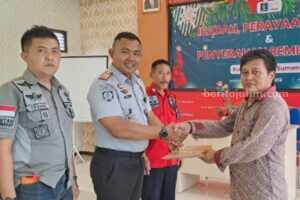 Berkat Natal, Seorang Narapidana Rutan Sumenep Dapat Remisi Penyerahan remisi natal pada seorang napi di Lapas Sumenep.
