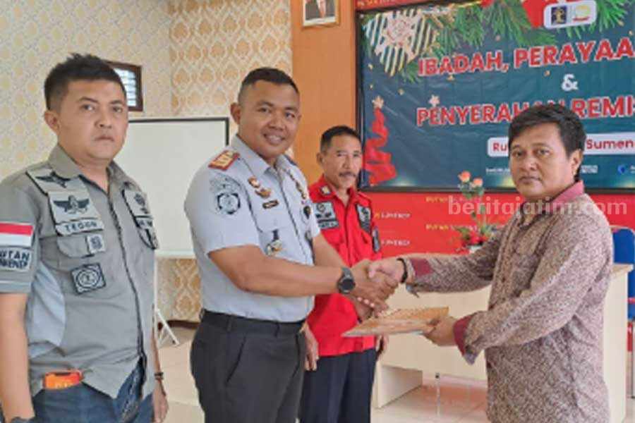 Berkat Natal, Seorang Narapidana Rutan Sumenep Dapat Remisi Penyerahan remisi natal pada seorang napi di Lapas Sumenep.
