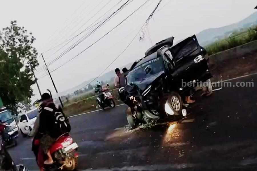 Kondisi dua mobil adu banteng di Sampang (Foto: Zamachsari/beritajatim.com)