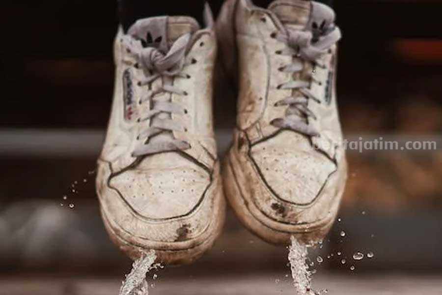 Sepatu basah karena terkena hujan. (Pexels)
