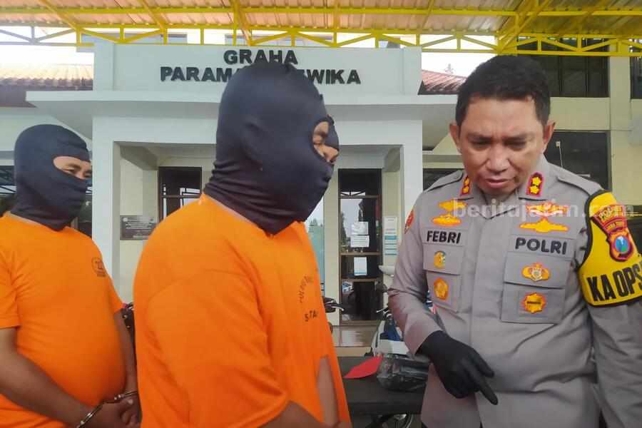 Pelaku dan penadah motor curian di Bangkalan saat diamankan polisi (Foto: Zamachsari/beritajatim.com)