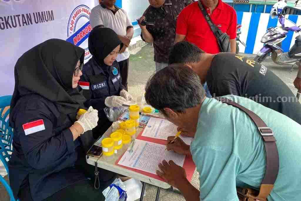 BNNK Tuban saat menggelar tes urine untuk sopir kendaraan dalam upaya mendeteksi dini dari penyalahgunaan narkotika. [foto: Diah Ayu/beritajatim.com]