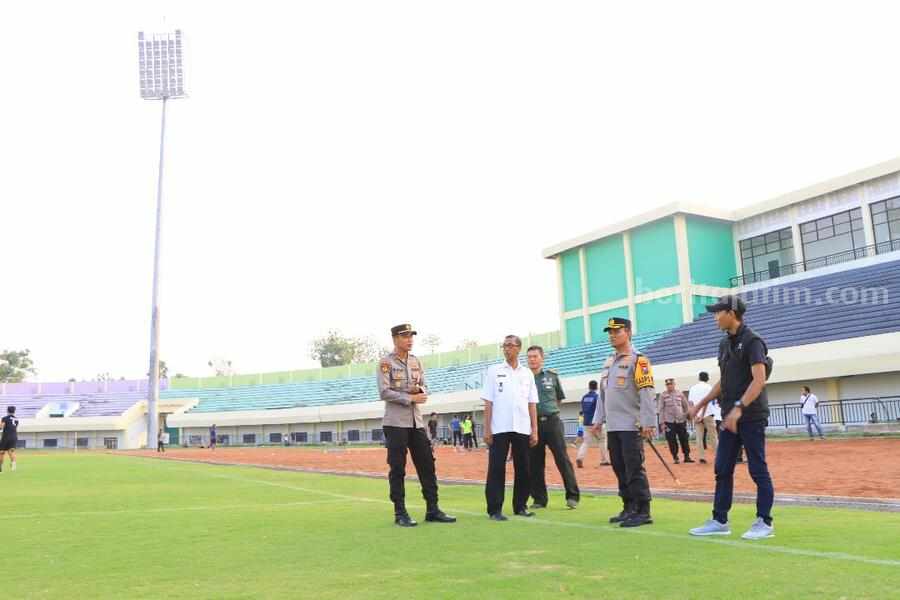 Caption : Tim Assessment saat melakukan pengecekan di Stadion Tuban Sport Centre.