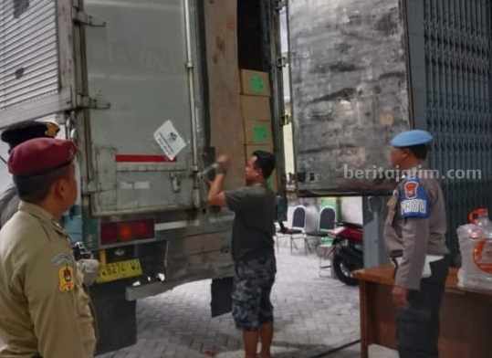 Sebanyak 1.033.651 Lembar Surat Suara DPRD Jombang Tiba di KPU Surat suara yang tiba di KPU Jombang mendapat pengawalan ketat dari polisi dan Bawaslu setempat