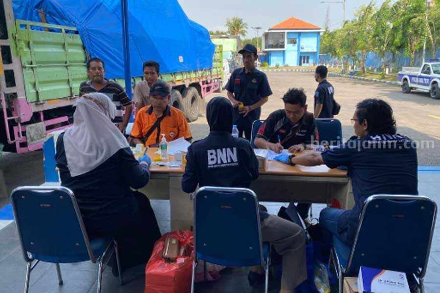 Puluhan sopir saat di tes urine oleh BNNK Tuban.