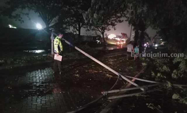 Hujan Disertai Angin Kencang, Pelajar di Jombang Tewas Tertimpa Tiang PJU foto beritajatim