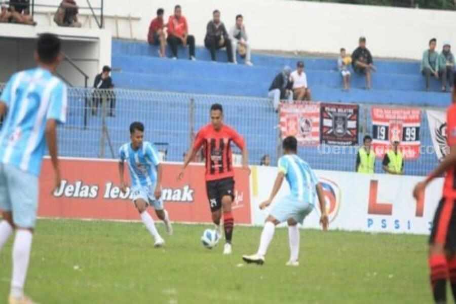 Caption : Pertandingan PSMP menjamu Persenga Nganjuk di Stadion Gajah Mada Kecamatan Mojosari, Kabupaten Mojokerto. [ist]