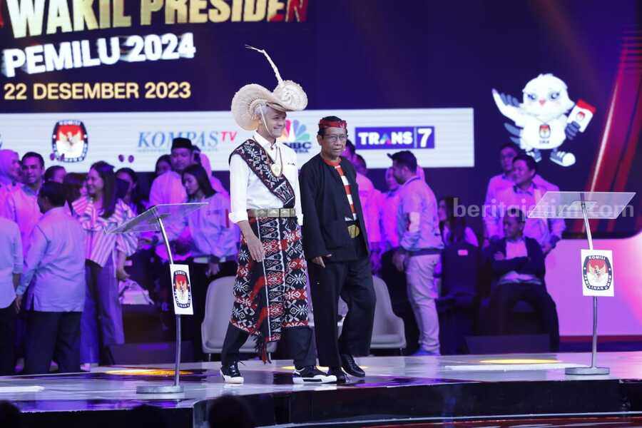 Makna Pakaian Adat Ganjar dan Mahfud saat Debat Ganjar dan Mahfud memakai pakaian adat saat debat cawapres.