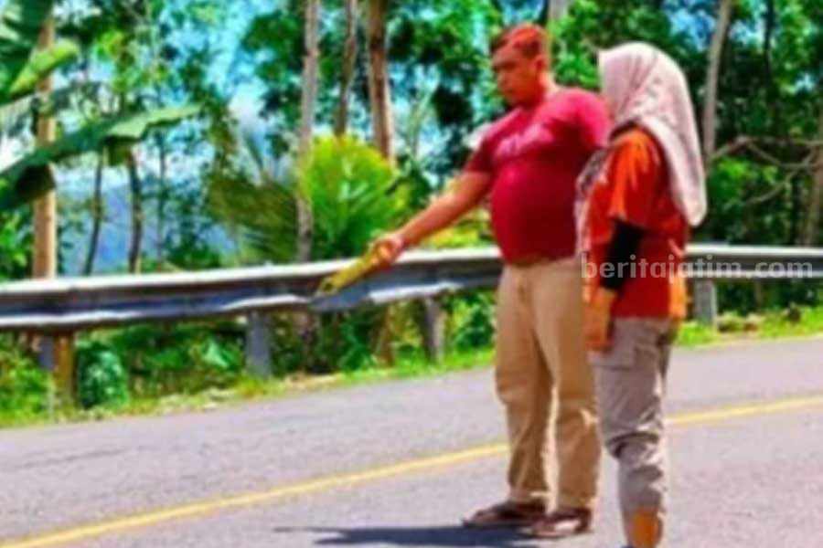 Polisi menunjukkan lokasi kejadian yang menimpa anggota pengawas pemilu.