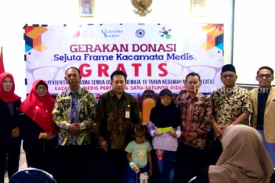 Pemberian kacamata gratis kepada siswa SMP oleh Yayasan Mega Gloryoung International yang bekerjasama dengan Pemkab Tuban.