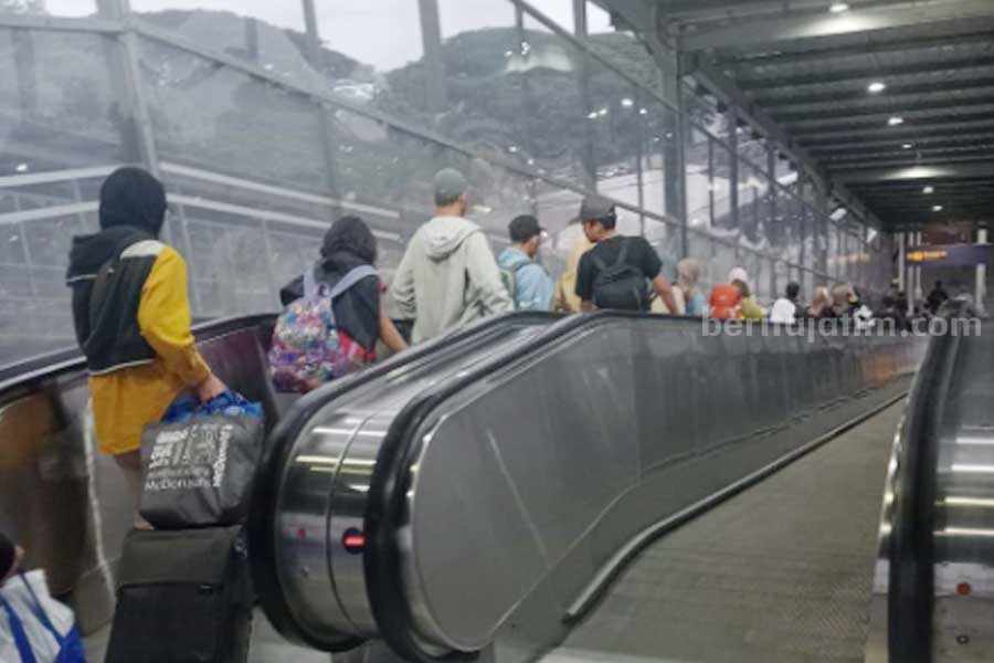 Membludak, 3 Ribu Lebih Penumpang Berangkat dari Stasiun Malang Jelang Malam Tahun Baru Stasiun Kota Malangg yang dipenuhi orang.