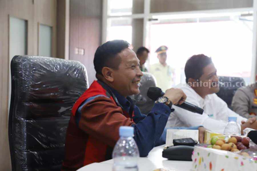 Pj Wali Kota Malang Wahyu Hidayat saat di Pertamina Fuel Terminal Malang. (Prokopim Setda Kota Malang)