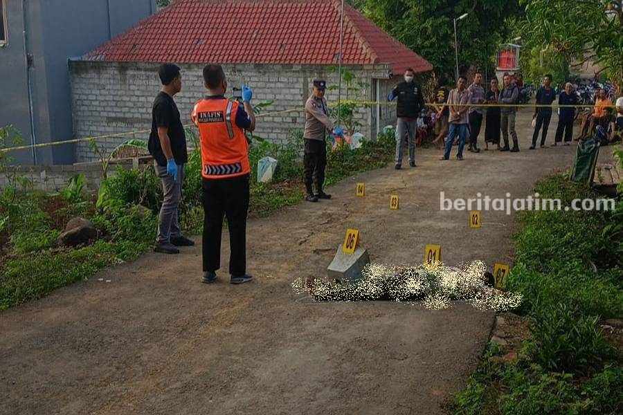 Proses olah TKP yang dilakukan oleh Polres Ponorogo dalam kasus pembunuhan di Kecamatan Pulung. (Foto/Istimewa)