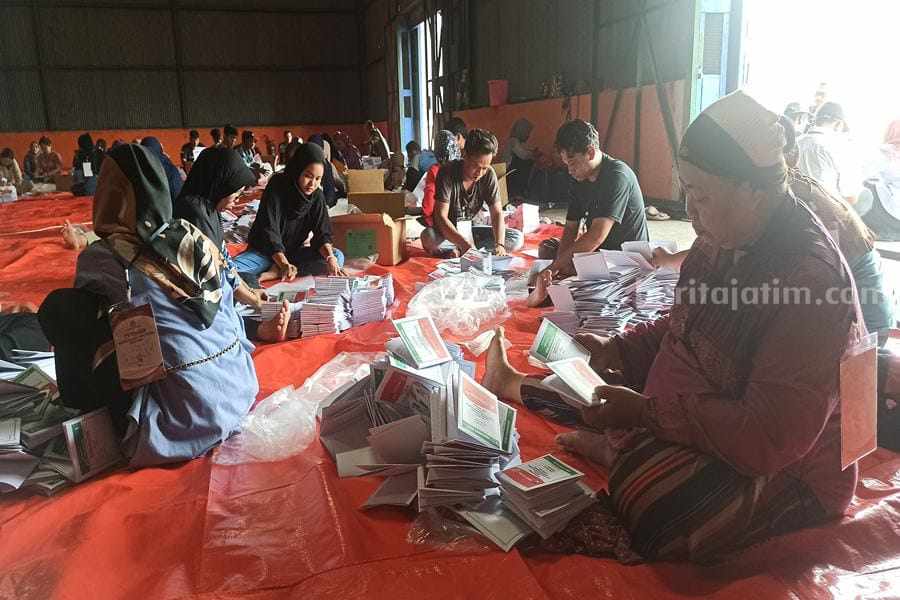 Sortir lipat yang dilakukan di gudang logistik KPU Ponorogo. (Foto/Endra Dwiono/Beritajatim.com)