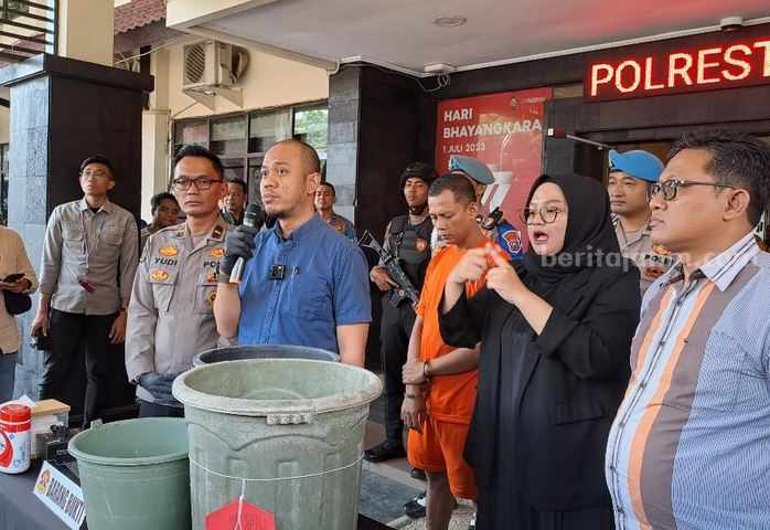 AR (baju oranye) pembunuh dan pelaku mutilasi terhadap AP warga Surabaya.