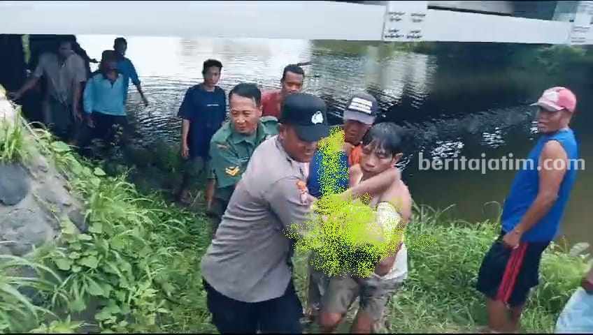 Jenazah korban berhasil dievakuasi dari Kali Sadar, tepat dibawah Jembatan Ngrame, Kecamatan Pungging, Kabupaten Mojokerto. [Foto : ist]