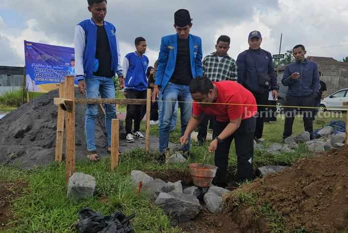 Peletakan batu pertama Graha Abdul Ghoni PMII Kabupaten Malang oleh Ketua Umum PKC PMII Jatim Periode 2018-2022 Abdul Ghoni, Senin (15/1/2024).