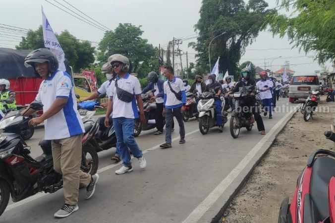 Demo Buruh, Lalu Lintas Pantura Tuban-Surabaya Macet Ratusan buruh saat melakukan demo di PT Delta Indratama Orion (DIO) Jenu Tuban.