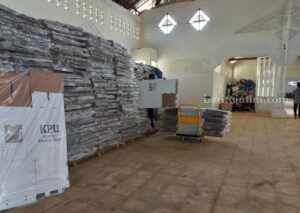 KPU Sumenep Ajukan Bantuan Kapal ke TNI dan Polri Salah satu logistik Pemilu 2024 di gudang KPU Sumenep.