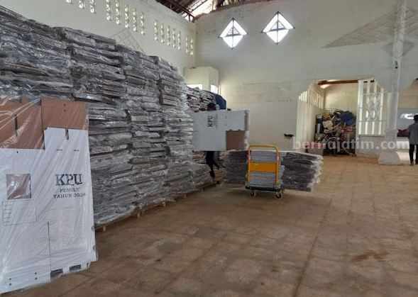 Salah satu logistik Pemilu 2024 di gudang KPU Sumenep.